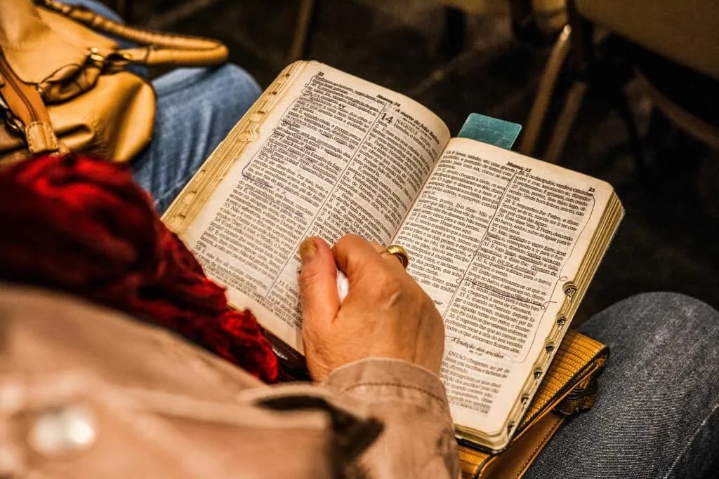 Jak kościół katolicki zmienił biblię i wpłynął na jej interpretację