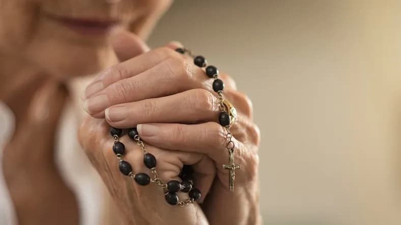 Modlitwa jak ktoś umrze: Przykłady i znaczenie modlitw dla umierających